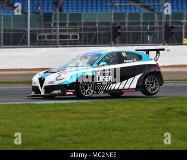 Silverstone, Towcester, Northamptonshire, England, Sonntag, 1. April 2018. Derek Palmer, Alfa Romeo Giulietta TCR, in der Eröffnungs-TCR UK Race Wochenende Stockfoto