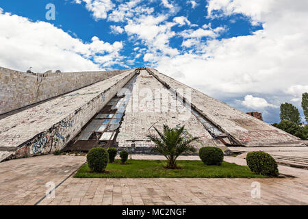 Die Pyramide in Tirana wurde durch den kommunistischen Diktator Enver Hoxha gebaut Stockfoto