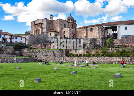 Cusco, Peru - April 1, 2018: Sonnentempel Coricancha Ruinen und das Kloster von Santo Domingo Stockfoto