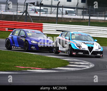 Silverstone, Towcester, Northamptonshire, England, Sonntag, 1. April 2018. Aiden Moffat, Alfa Romeo Giulietta TCR, Andreas Backman, Volkswagen Golf GTi Stockfoto