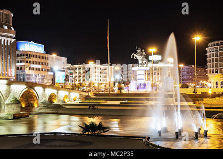 SKOPJE, MAZEDONIEN - 29. Mai: Mazedonien Square ist der Hauptplatz von Skopje am Mai 29, 2013, Skopje, Mazedonien. Stockfoto