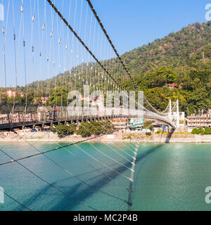 Ram Jhula ist eine eiserne Hängebrücke in Rishikesh, Uttarakhand, Indien. Stockfoto