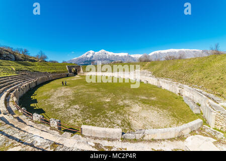 Alba Fucens (Italien) - Eine eindrucksvolle römische Ausgrabungsstätte mit Amphitheater, in einem öffentlichen Park vor Monte Velino Berg mit Schnee, Abruzzen Stockfoto