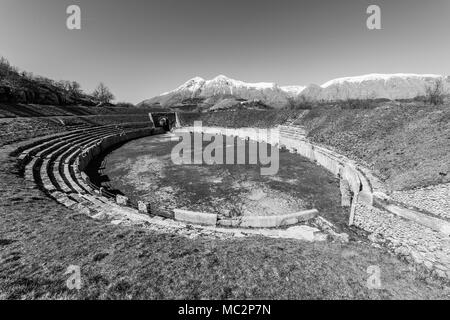 Alba Fucens (Italien) - Eine eindrucksvolle römische Ausgrabungsstätte mit Amphitheater, in einem öffentlichen Park vor Monte Velino Berg mit Schnee, Abruzzen Stockfoto