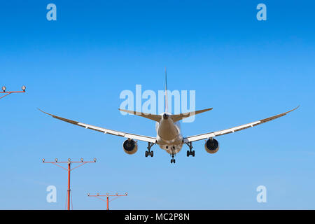 Ethiopian Airlines Boeing 787 Dreamliner Landung auf dem internationalen Flughafen von Los Angeles, LAX. Anflugbefeuerung auf der linken Seite. Stockfoto