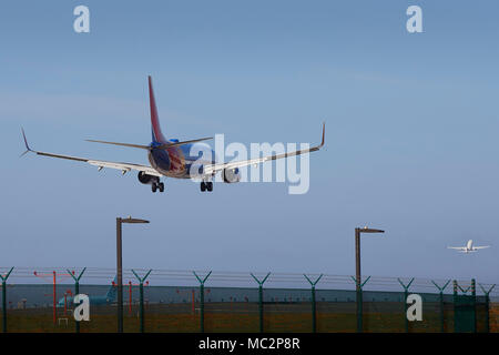 Southwest Airlines Boeing 737 Jet Flugzeug im Endanflug zum Internationalen Flughafen Los Angeles, LAX. Ebene in Hinblick auf der rechten Seite. Stockfoto