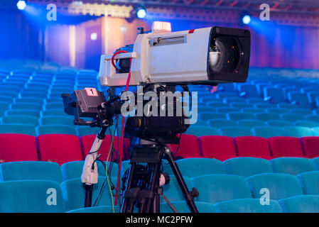 Eine professionelle Fernsehkamera für Dreharbeiten Konzerte und  Veranstaltungen für ein mobiles TV-Studio Stockfotografie - Alamy