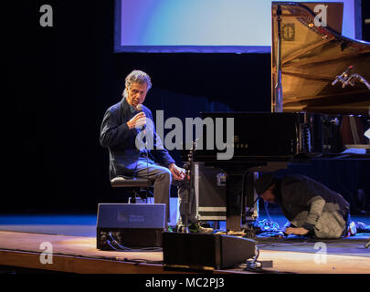 Krakau, Polen - 8. Mai 2017: Chick Corea Trio live auf der Bühne in Krakau, Polen. Chick Corea ist einer der Welt des Jazz Giants, eine wahre Legende von t Stockfoto