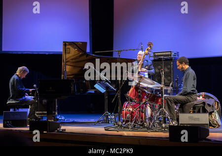 Krakau, Polen - 8. Mai 2017: Chick Corea Trio live auf der Bühne in Krakau, Polen. Chick Corea ist einer der Welt des Jazz Giants, eine wahre Legende von t Stockfoto