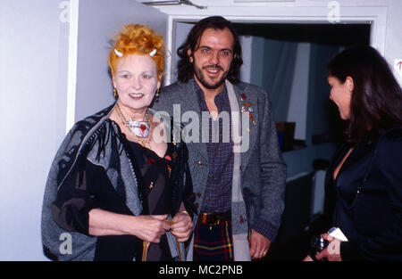 Vivienne Westwood, britische Modedesignerin, mit Ehemann Andreas Kronthaler bei der Eröffnung einer Retrospektiv-Ausstellung ihrer Kunst im NRW-Forum in Düsseldorf, Deutschland 2006. Britische couturier Vivienne Westwood mit Mann Andreas Kronthaler bei der Eröffnung einer retrospektiven Ausstellung ihrer Art in Düsseldorf, Deutschland 2006. Stockfoto