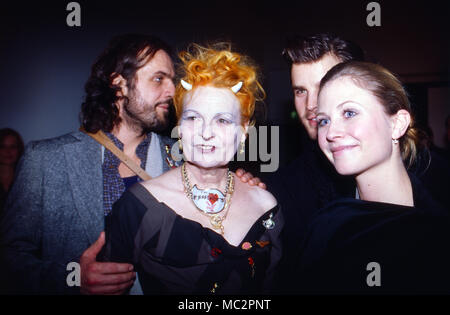 Vivienne Westwood, britische Modedesignerin, mit Ehemann Andreas Kronthaler bei der Eröffnung einer Retrospektiv-Ausstellung ihrer Kunst im NRW-Forum in Düsseldorf, Deutschland 2006. Britische couturier Vivienne Westwood mit Mann Andreas Kronthaler bei der Eröffnung einer retrospektiven Ausstellung ihrer Art in Düsseldorf, Deutschland 2006. Stockfoto