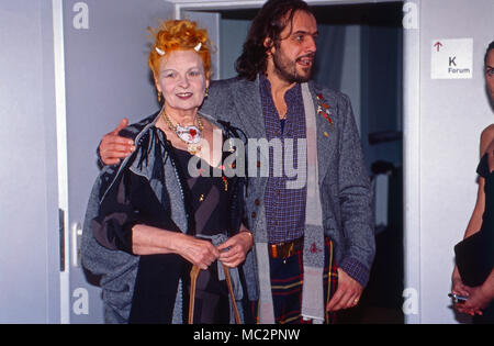 Vivienne Westwood, britische Modedesignerin, mit Ehemann Andreas Kronthaler bei der Eröffnung einer Retrospektiv-Ausstellung ihrer Kunst im NRW-Forum in Düsseldorf, Deutschland 2006. Britische couturier Vivienne Westwood mit Mann Andreas Kronthaler bei der Eröffnung einer retrospektiven Ausstellung ihrer Art in Düsseldorf, Deutschland 2006. Stockfoto