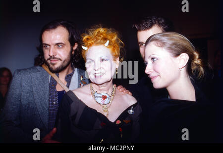 Vivienne Westwood, britische Modedesignerin, mit Ehemann Andreas Kronthaler bei der Eröffnung einer Retrospektiv-Ausstellung ihrer Kunst im NRW-Forum in Düsseldorf, Deutschland 2006. Britische couturier Vivienne Westwood mit Mann Andreas Kronthaler bei der Eröffnung einer retrospektiven Ausstellung ihrer Art in Düsseldorf, Deutschland 2006. Stockfoto