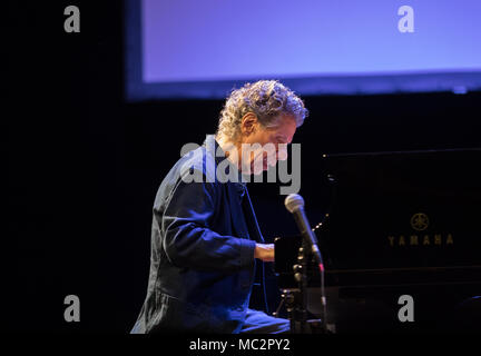 Krakau, Polen - 8. Mai 2017: Chick Corea Trio live auf der Bühne in Krakau, Polen. Chick Corea ist einer der Welt des Jazz Giants, eine wahre Legende von t Stockfoto