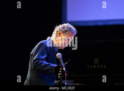 Krakau, Polen - 8. Mai 2017: Chick Corea Trio live auf der Bühne in Krakau, Polen. Chick Corea ist einer der Welt des Jazz Giants, eine wahre Legende von t Stockfoto