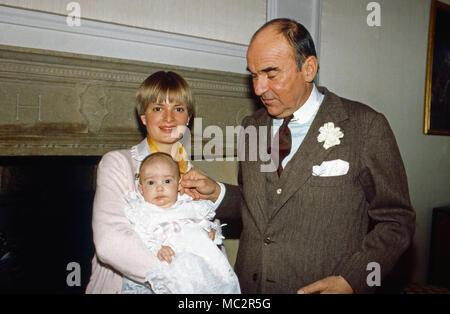 Fürst Johannes von Thurn und Taxis mit Gemahlin Gloria und dem Stammhalter Albert in Schloss Emmeram in Regensburg, Deutschland 1983. Fürst Johannes von Thurn und Taxis Gloria mit seiner Frau und seinem Sohn Albert am Schloss Emmeram in Regensburg, Deutschland 1983. Stockfoto