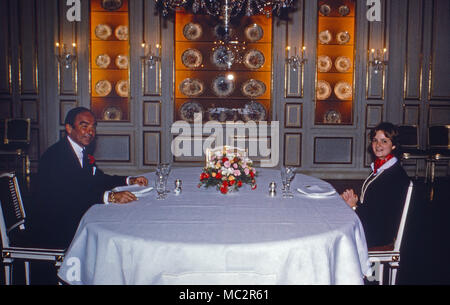 Fürst Johannes von Thurn und Taxis mit Gemahlin Gloria in Schloss Emmeram in Regensburg, Deutschland 1980. Fürst Johannes von Thurn und Taxis mit seiner Frau Gloria an Schloss Emmeram in Regensburg, Deutschland 1980. Stockfoto