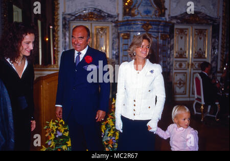 Fürst Johannes von Thurn und Taxis mit Gemahlin Gloria und Sohn Albert bei einem Empfang in Schloss Emmeram in Regensburg, Deutschland 1986. Fürst Johannes von Thurn und Taxis mit seiner Frau Gloria und Sohn Albert im Rahmen einer Gala auf Schloss Emmeram in Regensburg, Deutschland 1986. Stockfoto