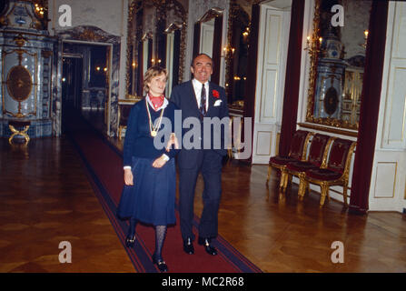 Fürst Johannes von Thurn und Taxis mit Gemahlin Gloria in Schloss Emmeram in Regensburg, Deutschland 1980. Fürst Johannes von Thurn und Taxis mit seiner Frau Gloria an Schloss Emmeram in Regensburg, Deutschland 1980. Stockfoto