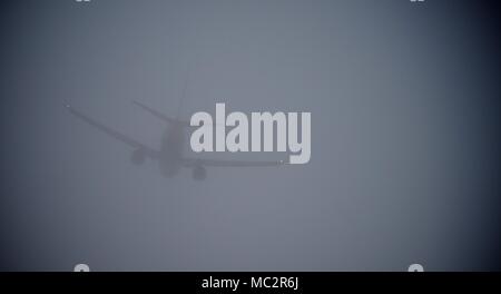 Flugzeuge Commander, Oberstleutnant Mike Louer, Leiter der Sicherheit für die 932Nd Airlift Wing, hebt ab und verschwindet in den Wolken bei der Abreise auf einem Übungsflug Jan. 9, 2018, in Scott Air Force Base, Illinois die Einheit, für die Aufrechterhaltung und fliegen vier der bekannten Besucher Luftbrücke Flugzeuge verantwortlich ist weltweit, manchmal kurzfristig. An Bord seines Piloten bei der Arbeit zu beobachten war Generalmajor Craig La Fave, wer ist der Kommandant der 22. Air Force, Air Force Reserve Command, Dobbins Air Reserve Base, Georgia. Zweiundzwanzigste Air Force hat den Befehl Überwachung der Taktischen der Reserve Luft Mobilität o Stockfoto