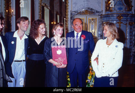 Fürst Johannes von Thurn und Taxis mit Gemahlin Gloria bei einem Empfang in Schloss Emmeram in Regensburg, Deutschland 1986. Fürst Johannes von Thurn und Taxis mit seiner Frau Gloria im Rahmen einer Gala auf Schloss Emmeram in Regensburg, Deutschland 1986. Stockfoto