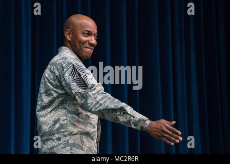 Maxwell AFB, Ala-Chief Master Sergeant der Luftwaffe Kaleth O. Wright, 18 CMSAF, hält alles für Maxwell-Gunter Personal, Jan. 10, 2018. (US Air Force Foto von Melanie Rodgers Cox/Freigegeben) Stockfoto