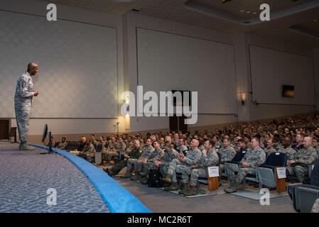 Maxwell AFB, Ala-Chief Master Sergeant der Luftwaffe Kaleth O. Wright, 18 CMSAF, hält alles für Maxwell-Gunter Personal, Jan. 10, 2018. (US Air Force Foto von Melanie Rodgers Cox/Freigegeben) Stockfoto