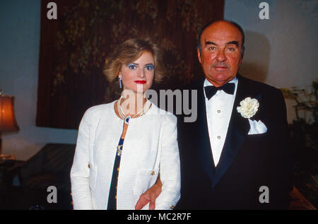 Fürst Johannes von Thurn und Taxis mit Gemahlin Gloria in Schloss Emmeram in Regensburg, Deutschland 1985. Fürst Johannes von Thurn und Taxis mit seiner Frau Gloria an Schloss Emmeram in Regensburg, Deutschland, 1985. Stockfoto