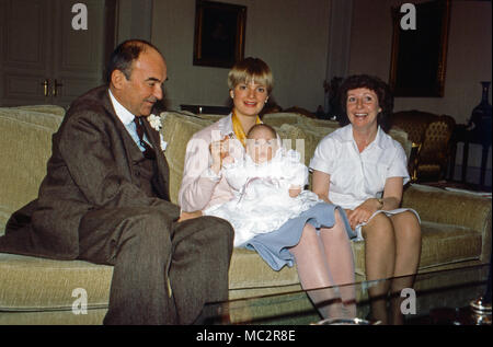 Fürst Johannes von Thurn und Taxis mit Gemahlin Gloria und dem Stammhalter Albert und Zugehfrau in Schloss Emmeram in Regensburg, Deutschland 1983. Fürst Johannes von Thurn und Taxis Gloria mit seiner Frau und seinem Sohn Albert und Nanny am Schloss Emmeram in Regensburg, Deutschland 1983. Stockfoto