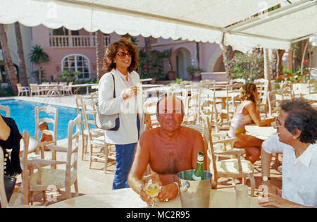 Fürst Johannes von Thurn und Taxis an der Strandbar im Urlaub, 1986. Fürst Johannes von Thurn und Taxis an der Beach Bar am Urlaub, 1986. Stockfoto