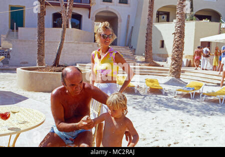 Fürst Johannes von Thurn und Taxis Ehefrau Gloria und Maria Theresia im Urlaub, 1986. Fürst Johannes von Thurn und Taxis Spaß Urlaub mit Frau Gloria und ihr Kind Maria Theresia im Urlaub, 1986. Stockfoto