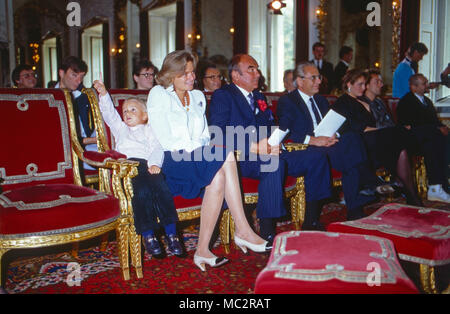 Fürst Johannes von Thurn und Taxis mit Gemahlin Gloria und Sohn Albert bei einem Empfang in Schloss Emmeram in Regensburg, Deutschland 1986. Fürst Johannes von Thurn und Taxis mit seiner Frau Gloria und Sohn Albert im Rahmen einer Gala auf Schloss Emmeram in Regensburg, Deutschland 1986. Stockfoto