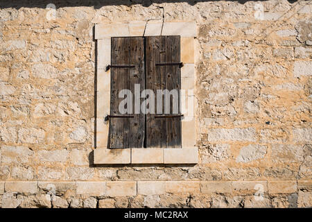 Gebäude aus Stein mit alten hölzernen Shutter, Episkopi, Zypern Stockfoto