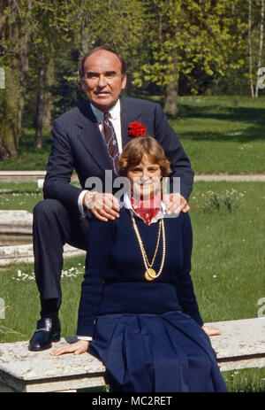 Fürst Johannes von Thurn und Taxis mit Gemahlin Gloria in Schloss Emmeram in Regensburg, Deutschland 1980. Fürst Johannes von Thurn und Taxis mit seiner Frau Gloria an Schloss Emmeram in Regensburg, Deutschland 1980. Stockfoto