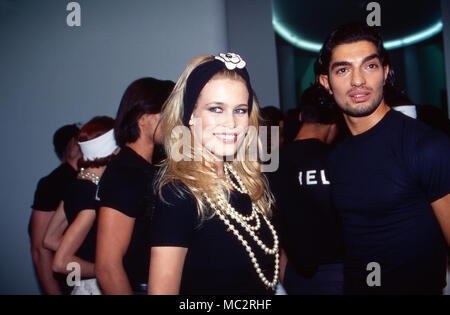 Modell Claudia Schiffer bei einer Fashionshow des Modehauses Chanel, Deutshcland 1991. Deutsche Modell Claudia Schiffer auf einer Modenschau von Chanel, Deutschland 1991. Stockfoto