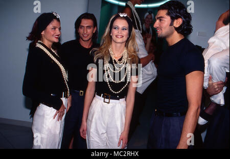 Helena Christensen (links) und Claudia Schiffer bei einer Fashionshow des Modehauses Chanel, Deutshcland 1991. Helena Christensen (links) und Claudia Schiffer auf einer Modenschau von Chanel, Deutschland 1991. Stockfoto