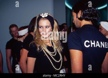 Modell Claudia Schiffer bei einer Fashionshow des Modehauses Chanel, Deutshcland 1991. Deutsche Modell Claudia Schiffer auf einer Modenschau von Chanel, Deutschland 1991. Stockfoto