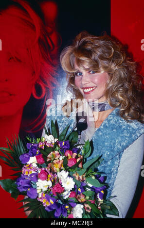 Claudia Schiffer, deutsches Modell, präsentiert, stand Lieblingsduft 'erraten' von Revlon in Düsseldorf, Deutschland 1992. Deutsche Modell Claudia Schiffer startet Ihr Lieblingsduft 'erraten' von Revlon in Duesseldorf, Deutschland 1992. Stockfoto