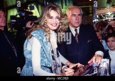 Claudia Schiffer, deutsches Modell, präsentiert, stand Lieblingsduft 'erraten' von Revlon in Düsseldorf, Deutschland 1992. Deutsche Modell Claudia Schiffer startet Ihr Lieblingsduft 'erraten' von Revlon in Duesseldorf, Deutschland 1992. Stockfoto