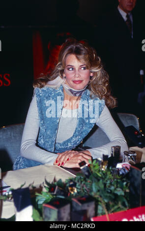 Claudia Schiffer, deutsches Modell, präsentiert, stand Lieblingsduft 'erraten' von Revlon in Düsseldorf, Deutschland 1992. Deutsche Modell Claudia Schiffer startet Ihr Lieblingsduft 'erraten' von Revlon in Duesseldorf, Deutschland 1992. Stockfoto