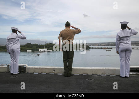 PEARL HARBOR NAVAL BASE, HI-Marinesoldaten und Matrosen mit dem 15 Marine Expeditionary Unit und Amerika amphibischen Bereit Gruppen an Bord amphibisches Schiff USS America (LHA 6) Salute, wie sie das USS Arizona Memorial verlassen, Jan. 25, 2018. Manning der Schienen ist ein Naval Tradition jede Bereitstellung von Schiff führt und ist eine Methode der ehrenkompanie oder Rendering Ehren durch Marineschiffe verwendet. Die 15. MEU und Amerika ARG sind derzeit auf eine Routine für sieben Monate, um die Bereitstellung zu den USA 3., 5. und 7 Flotte Bereiche des Betriebes als Reaktion auf Krisen und Kontingenz Kraft eingesetzt. (U.S. Marine Corps Foto Stockfoto