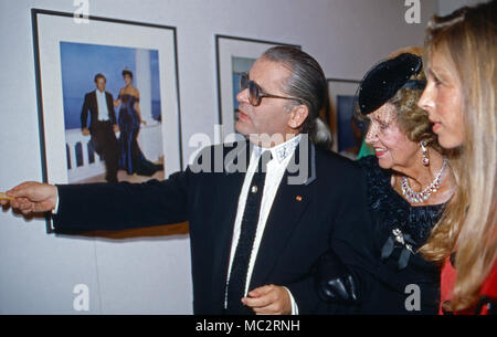 Karl Lagerfeld bei der Eröffnung Thunfischwadenfänger Fotografie diplomprojekt "Parade" im Museum für Moderne Kunst in Frankfurt am Main, Deutschland 1994. Karl Lagerfeld bei der Eröffnung seiner Fotografie Ausstellung "Parade" im Museum für Moderne Kunst in Frankfurt am Main, Deutschland 1994. Stockfoto