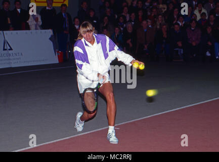 Steffi Graf bei einem Benefiztennisspiel in Bonn, Deutschland 1992. Deutsche Tennisspielerin Steffi Graf zu einem Charity Tennis Match in Bonn, Deutschland 1992. Stockfoto