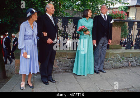 Prinz Louis Ferdinand von Preußen und Gemahlin Kira (beide links) bei der Hochzeit von Ernst August IV. von Hannover mit Monika Gräfin zu Solms-Laubach in Laubach, Deutschland 1981. Louis Ferdinand, Prinz von Preußen, der mit seiner Frau Kira (beide links) auf der Hochzeit von Ernst August IV. von Hannover mit Gräfin Monika von Solms-Laubach in Laubach, Deutschland 1981. Stockfoto