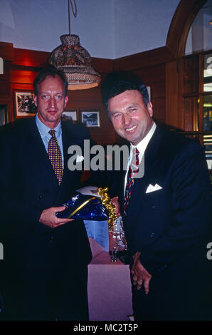 Der Unternehmer Erbprinz Karl Friedrich von Hohenzollern (links), Deutschland 1986. Unternehmer und Thronfolger Karl Friedrich, Prinz von Hohenzollern (links), Deutschland 1986. Stockfoto