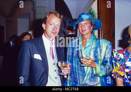 Erbprinz Karl Friedrich von Hohenzollern, mit seiner Gemahlin Erbprinzessin Alexandra, Deutschland 1986. Der thronfolger Karl Friedrich, Prinz von Hohenzollern, mit seiner Frau Alexandra Gräfin Schenk von Stauffenberg, Deutschland 1986. Stockfoto