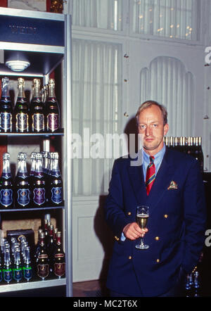 Erbprinz Karl Friedrich von Hohenzollern, als Winzer und Küfer, Deutschland 1987. Der thronfolger Karl Friedrich, Prinz von Hohenzollern, arbeitet als Winzer und Cooper, Deutschland 1987. Stockfoto