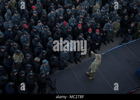 180124-N-ES 994-005 Mayport, Fla. (Jan. 24, 2018) Chef der Naval Operations (CNO) Adm. John Richardson hält alles Hände Anruf mit der Crew der Amphibisches Schiff USS Iwo Jima (LHD7), pierside in Naval Station Mayport. Iwo Jima vor kurzem wieder nach Hause nach Abschluss einer kombinierten Composite Trainingsgerät übung und bereitet sich auf den geplanten Einsatz Anfang nächsten Jahres. Naval Station (NAVSTA) Mayport. (U.S. Marine Foto von Chief Mass Communication Specialist Elliott Fabrizio/Freigegeben) Stockfoto