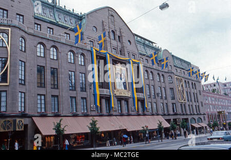 Fassade bin Nordiska Kompaniet Kaufhaus ist geschmückt zur Hochzeit von König Carl XVI. Gustaf von Schweden mit Silvia Sommerlath in Stockholm, Schweden 1976. Dekorierte Vorderseite des Nordiska Kompaniet Kaufhaus für die königliche Hochzeit von König Carl XVI Gustaf von Schweden mit deutsche Silvia Sommerlath in Stockholm, Schweden 1976. Stockfoto