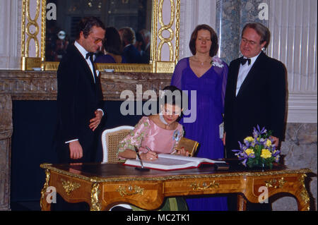 Königin Silvia von Schweden beim Eintrag ins Goldene Buch, links Carl XVI. Gustaf, rechts Johannes Rau mit Gattin Christina, geb. Delius, in Bonn, Deutschland 1984. Königin Silvia von Schweden unterzeichnet das Goldene Buch, links König Carl XVI. Gustaf, rechts: Johannes Rau mit Frau Christina, geb. Delius, in Bonn, Deutschland 1984. Stockfoto